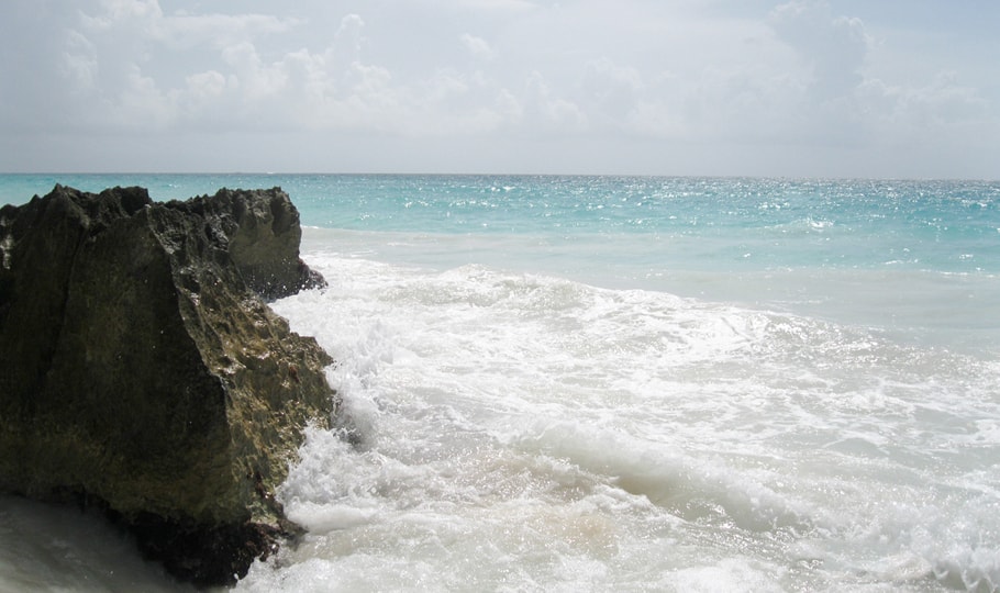 Water crashing against a rock wallpapers